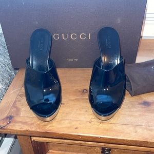 Gorgeous Gucci platform peep toe worn once black patent leather /silver heel